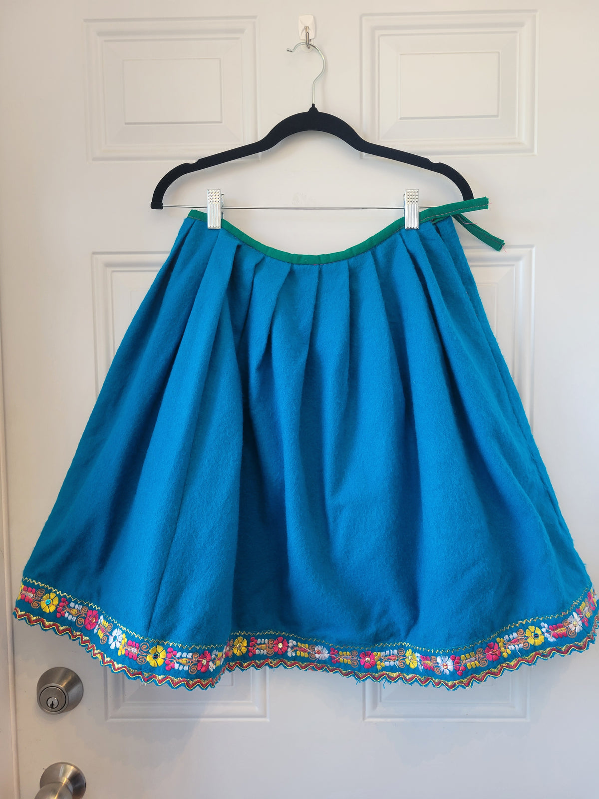 Jupe brodée d'art populaire faite main – taille Petite
