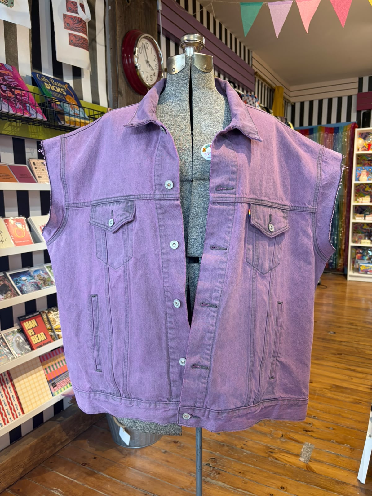 NWT Levis Pride Liberation Trucker vest - size extra large