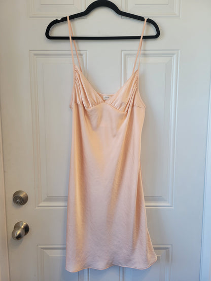 Robe nuisette mini Aritzia Wilfred en satin rose pâle - taille Large
