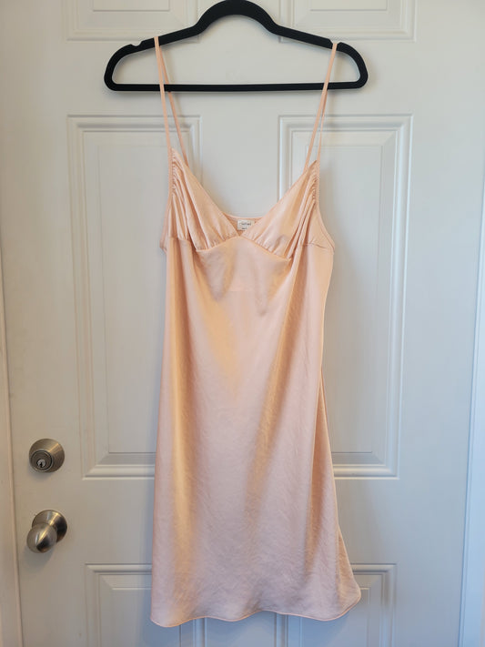 Robe nuisette mini Aritzia Wilfred en satin rose pâle - taille Large